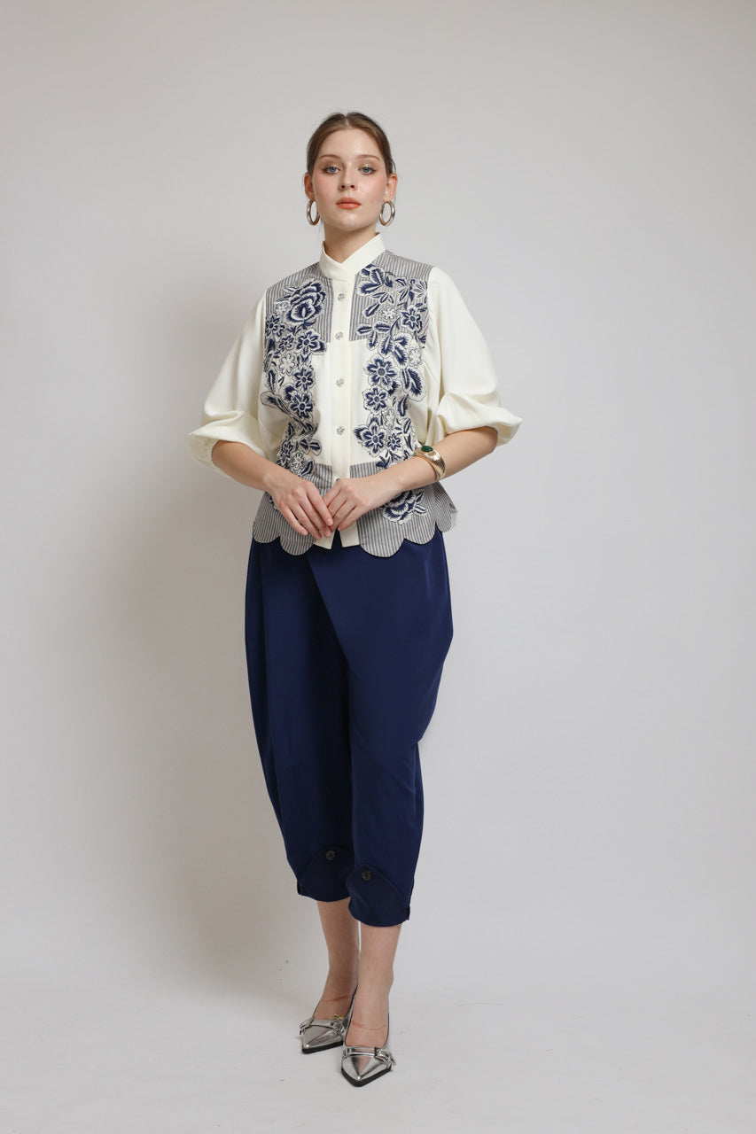Bloom et Champs Scalloped Embroidered Blouse