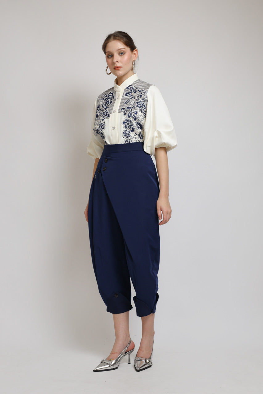 Bloom et Champs Sling Buttons Pants in Navy