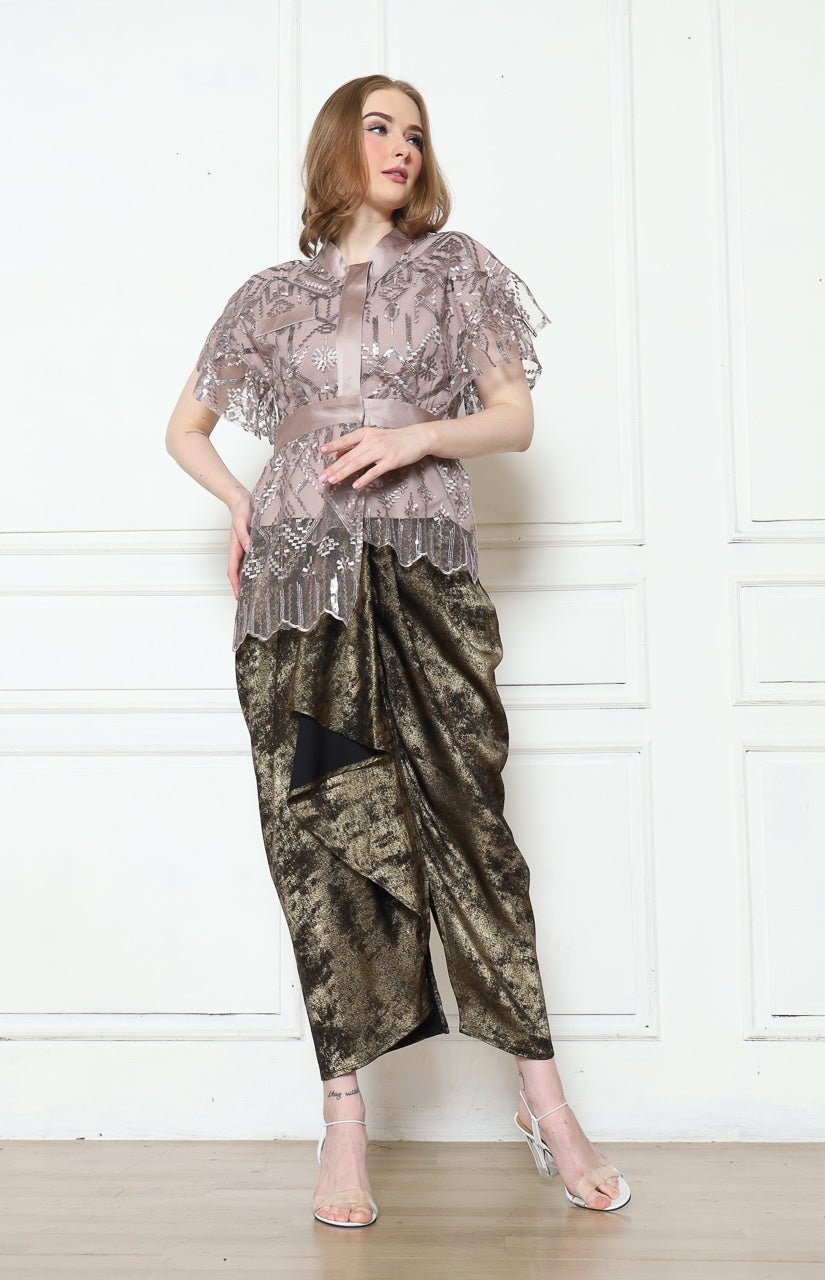 Bloom et Champs Tulle Top paired with Rok Brukat Emas