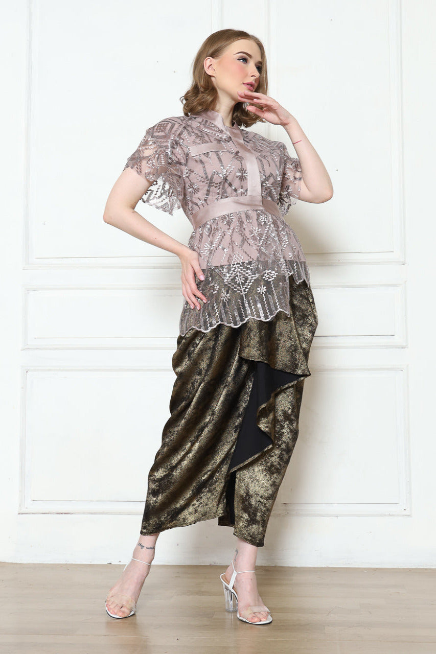 Bloom et Champs Tulle Top paired with Rok Brukat Emas